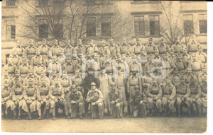 Fotografia d epoca originale 1915 ca WW1 FRANCE Soldats 11e RI posent dans une caserne avec els officiers 1