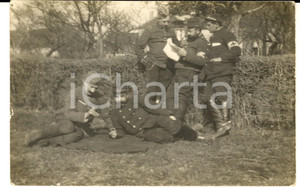 Fotografia d epoca originale 1915 ca WW1 FRANCIA Militari di fanteria discutono con ufficiale sanitario Foto 1