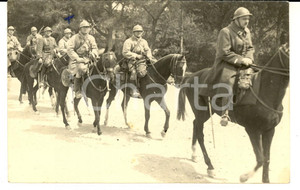 Fotografia d epoca originale 1915 ca WW1 FRANCIA Passaggio di ufficiali a cavallo Fotografia FP 1