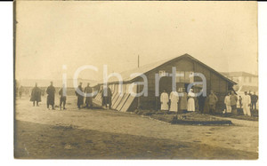 Fotografia d epoca originale 1915 ca WW1 FRANCIA Militari davanti al blocco di un ospedale da campo Foto FP 1