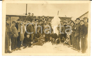 Fotografia d epoca originale 1915 ca WW1 FRANCE Militari posano con un pupazzo di neve Foto cartolina 1