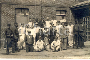 Fotografia d epoca originale 1915 ca WW1 FRANCIA Militari posano con operai e bambini Fotografia FP 1