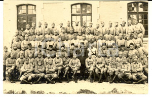 Fotografia d epoca originale 1915 WW1 FRANCE Soldati di fanteria nel cortile di una caserma con ufficiali 1