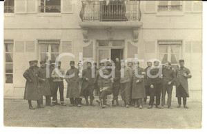 Fotografia d epoca originale 1915 ca WW1 FRANCIA Ufficiali sanitari posano in un cortile Foto DANNEGGIATA 1