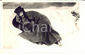 Fotografia d epoca originale 1940 ca WW2 FRANCIA Ufficiale addormentato nella neve Foto seriale 1