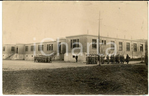 Fotografia d epoca originale 1915 ca WW1 FRANCIA Militari schierati nei pressi di una caserma Foto cartolina 1