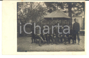 Fotografia d epoca originale 1915 ca WW1 FRANCE Militari posano in un giardino con gazebo Foto cartolina 1