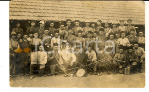 Fotografia d epoca originale 1915 ca WW1 FRANCE Militari posano con pentole e scope Foto cartolina 1