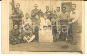 Fotografia d epoca originale 1915 ca WW1 FRANCIA Soldati 134Â° reggimento di fanteria armati di scopa Foto 1