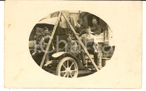 Fotografia d epoca originale 1915 WW1 FRANCE Gruppo di soldati con mezzi di guerra Foto cartolina 1
