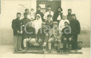 Fotografia d epoca originale 1915 ca FRANCE WW1 Soldati con suore dell ospedale militare Cartolina FP NV 1