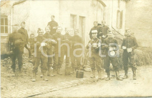 Fotografia d epoca originale 1910 BAYON F Rancio in piedi per i soldati al campo Cartolina FP VG 1