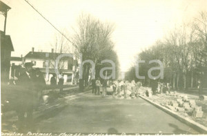Fotografia d epoca originale 1909 WELLSBORO, PENNSYLVANIA USA Operai ripavimentano Main Street FOTO 1