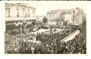 Fotografia d epoca originale 1945 ca FRANCIA Benedizione delle bare di caduti in guerra Foto FP 1