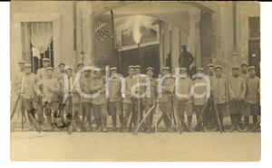 Fotografia d epoca originale 1916 FRANCIA MIlitari di fanteria posano in cortile con le baionette Foto FP 1