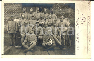 Fotografia d epoca originale 1915 ca WW1 FRANCIA Soldati di fanteria posano con un cagnolino Foto MILITARE 1