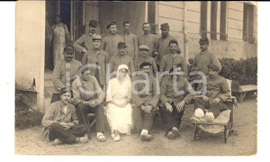 Fotografia d epoca originale 1915 ca WW1 FRANCE Feriti e mutilati con infermiera all ospedale militare Foto 1
