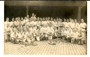 Fotografia d epoca originale 1910 ca FRANCIA Militari di leva nella corvÃ©e delle patate Fotografia FP 1