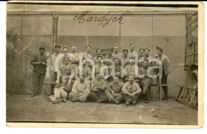 Fotografia d epoca originale 1917 MARDICK F MIlitari di fanteria in un deposito automezzi Foto cartolina 1