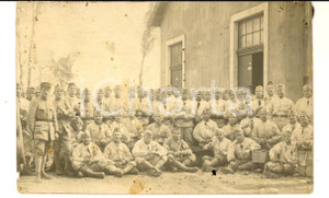 Fotografia d epoca originale 1915 ca WW1 FRANCIA Soldati di un reggimento di fanteria pelano patate Foto 1