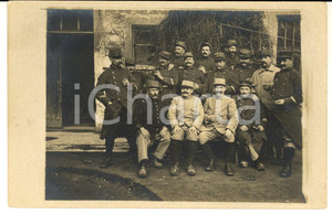Fotografia d epoca originale 1915 ca WW1 FRANCE Officiers 99e rgt infanterie dans une cour Photo 1