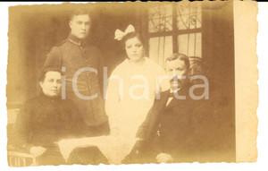Fotografia d epoca originale 1910 ca FRANCIA Ritratto di un giovane militare con la famiglia Foto VINTAGE 1