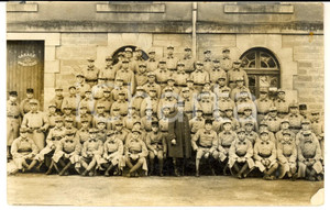 Fotografia d epoca originale 1915 WW1 FRANCE Groupe de soldats prÃ¨s du garage 4Ã¨me battÃ©rie Photo 1