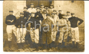 Fotografia d epoca originale 1915 WW1 FRANCE Giovani reclute posano in un cortile Foto cartolina 1