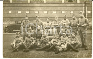 Fotografia d epoca originale 1915 ca WW1 FRANCE Gruppo di militari posa con automobile Foto cartolina 1