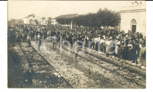 Fotografia d epoca originale 1910 ca FRANCE Officier sur la voie ferrÃ©e d un village Photo carte postale 1