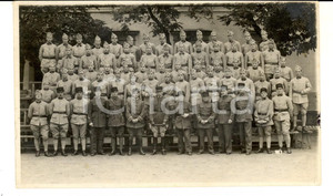 Fotografia d epoca originale 1915 ca WWI FRANCE Bataillon dans la cour d une caserne Photo carte postale 1