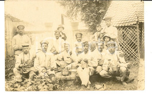 Fotografia d epoca originale 1916 WW1 VACQUEYRAS F Soldati pelano le patate per il rancio Foto FP 1