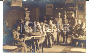 Fotografia d epoca originale 1915 ca WWI FRANCE Ufficiali intenti alla lettura delle riviste Foto cartolina 1