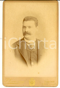 Fotografia d epoca originale 1890 ca TORINO Ritratto maschile con spilla metallica Foto LOVAZZANO 1