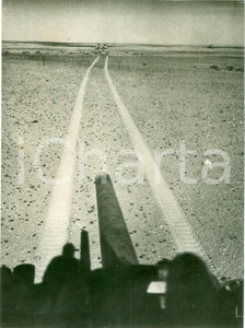 Fotografia d epoca originale 1943 TRIPOLI WW2 Carro armato inglese SHERMAN Eight Army avanza nel deserto 1
