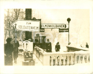 Fotografia d epoca originale 1942 OSLO NORVEGIA WW2 Croce a lutto per vittime GESTAPO a HOLMENKOLBANEN 1