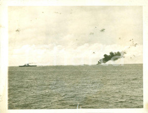 Fotografia d epoca originale 1940 ca GUERRA NAVALE WW2 Nave bombardata nell ATLANTICO Foto DANNEGGIATA 1