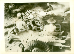Fotografia d epoca originale 1943 NUOVA GUINEA WW2 Soldati americani feriti a BUNA trasportati su jeep FOTO 1
