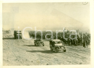 Fotografia d epoca originale 1942 TUNISIA WW2 Alleati scortano 2.000 soldati italiani nei campi di prigionia 1