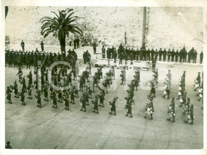 Fotografia d epoca originale 1943 TRIPOLI LIBIA WW2 Winston CHURCHILL banda musicale VIII Armata DANNEGGIATA 1