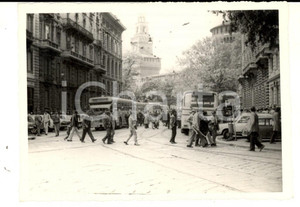 Fotografia d epoca originale 1972 MILANO Adunata Nazionale ALPINI Arrivo al Foro BUONAPARTE Foto 12x9 cm 1