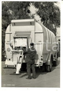 Fotografia d epoca originale 1965 ROMA Ditta Achille TALENTI Camion nettezza urbana al lavoro  Foto seriale 1