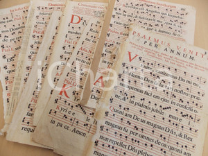 Libro, pubblicazione d epoca 1700 ca ANTIFONARIO ROMANO Lotto di 7 pagine canti rosso nero DANNEGGIATO 1