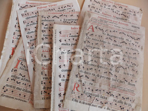 Libro, pubblicazione d epoca 1700 ca ANTIFONARIO ROMANO Lotto 7 pagine di canti in rosso nero DANNEGGIATO 1