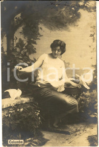 Cartolina originale da collezione 1902 COSTUMI Giovane donna nutre due colombe Cartolina postale FP VG 1