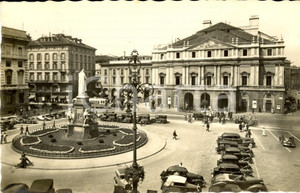 Cartolina originale da collezione 1943 MILANO Auto parcheggiate davanti al Teatro della SCALA Cartolina FP VG 1