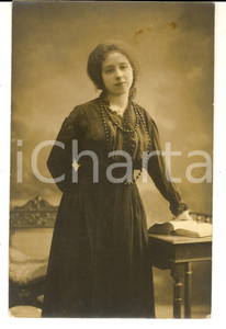Fotografia d epoca originale 1917 AREA LOMBARDA Giovane donna con collana di perle nere Foto con dedica FP 1