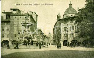 Cartolina originale da collezione 1920 ca TRENTO Passanti in Piazza del DUOMO e Via BELLENZANI Cartolina FP NV 1