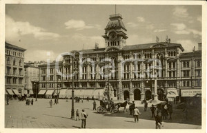 Cartolina originale da collezione 1939 TRIESTE Carrozza e passanti in Piazza UNITA  con Municipio Cartolina FP VG 1