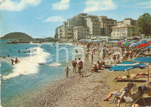 Cartolina originale da collezione 1968 ALBENGA SV Bagnanti in spiaggia Riviera dei Fiori Cartolina FG VG 1
